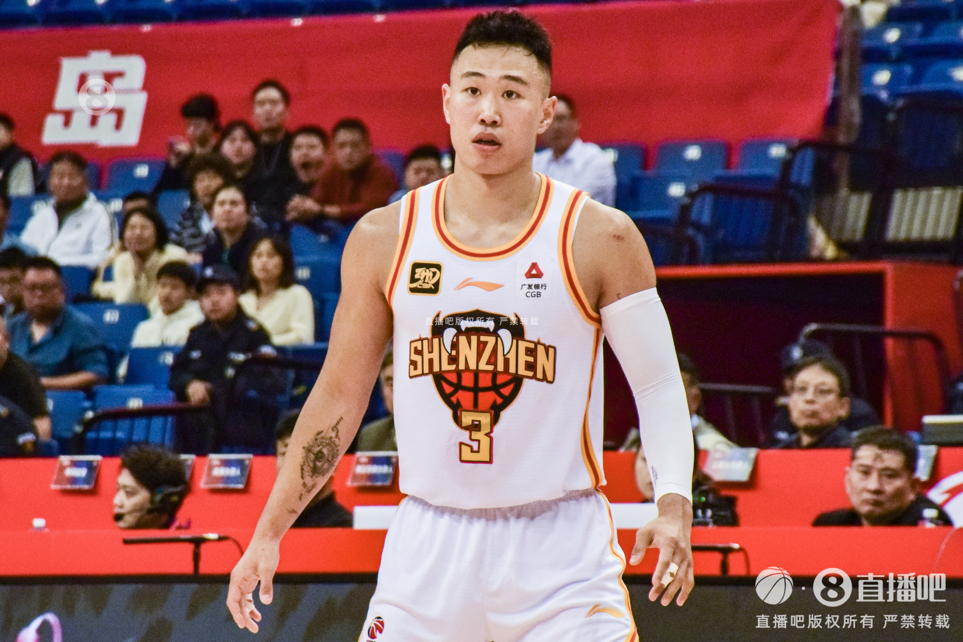 乐鱼体育全站-双枪！贺希宁半场13中6砍14分 史密斯半场9中5砍18分&amp;第二节15分